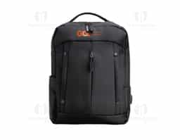 Mochila de nylon 21 Litros com dois compartimentos, sendo o principal com bolso para notebook 15,6. Com divisórias internas para acessórios, a mochila possui bolso lateral, suporte externo USB e alça para engate em malas de viagem..40x30x18