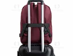 Mochila de nylon 21 Litros com dois compartimentos, sendo o principal com bolso para notebook 15,6. Com divisórias internas para acessórios, a mochila possui bolso lateral, suporte externo USB e alça para engate em malas de viagem..40x30x18