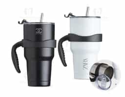 Caneca térmica de inox com capacidade para 800 ml, contém duas tampas, sendo uma acrílica com bocal, trava de segurança, e uma pequena tampa acoplada emborrachada para dissipação da temperatura, e a segunda tampa acrílica, contém compartimento que ao deslizar acessará ao bocal. Acompanha canudo de inox e escovinha de limpeza.