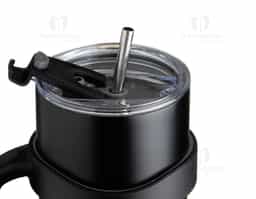 Caneca térmica de inox com capacidade para 800 ml, contém duas tampas, sendo uma acrílica com bocal, trava de segurança, e uma pequena tampa acoplada emborrachada para dissipação da temperatura, e a segunda tampa acrílica, contém compartimento que ao deslizar acessará ao bocal. Acompanha canudo de inox e escovinha de limpeza.