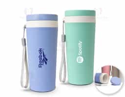 Copo fibra de bambu 350ml com parede dupla e alça. Copo produzido em Polipropileno livre de BPA, possui uma tampa de vedação rosqueável e alça de nylon (removível) para transporte. Conserva a temperatura interna durante um período de 1 à 2 horas, mas não dispõe de isolamento térmico. O copo pode ser levado a lava-louças, geladeira e micro-ondas.
