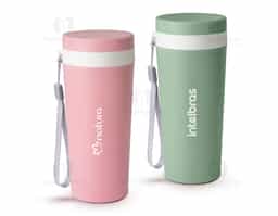 Copo fibra de bambu 350ml com parede dupla e alça. Copo produzido em Polipropileno livre de BPA, possui uma tampa de vedação rosqueável e alça de nylon (removível) para transporte. Conserva a temperatura interna durante um período de 1 à 2 horas, mas não dispõe de isolamento térmico. O copo pode ser levado a lava-louças, geladeira e micro-ondas.