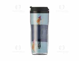 Copo plástico 350ml porta foto. Possui tampa plástica com “alavanca” para abrir/fechar compartimento para beber. Copo preto em pvc, basta rosqueá-lo para tirar da base acrílica. Copo acrílico com o fundo externo emborrachado. Para colocar a foto basta envolver o papel sob o copo preto e encaixá-lo sob a base acrílica.