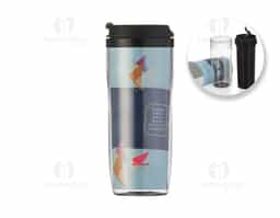 Copo plástico 350ml porta foto. Possui tampa plástica com “alavanca” para abrir/fechar compartimento para beber. Copo preto em pvc, basta rosqueá-lo para tirar da base acrílica. Copo acrílico com o fundo externo emborrachado. Para colocar a foto basta envolver o papel sob o copo preto e encaixá-lo sob a base acrílica.