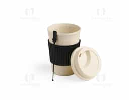 Copo de fibra de trigo de 450ml, com tampa rosqueável para evitar vazamentos. Inclui um mexedor e uma manga protetora antiderrapante. Ideal para uso diário, prático e sustentável.