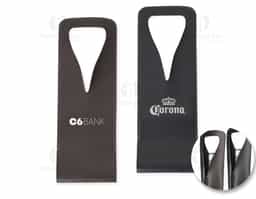 Estojo porta vinho em couro sintético bidim: elegante e funcional. Perfeito para transportar sua garrafa com segurança e estilo. Ideal para presentear ou para uso pessoal.
