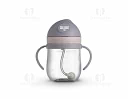 Copo de transição infantil feito em plástico com capacidade de 350ml. Com pegador duplo, tampa de proteção e canudo de silicone, o copo possui um sistema de válvula antivazamento e antisufocamento.