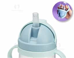 Copo de transição infantil feito em plástico com capacidade de 350ml. Com pegador duplo, tampa de proteção e canudo de silicone, o copo possui um sistema de válvula antivazamento e antisufocamento.