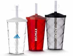 Copo de poliestireno com capacidade de 550ml, acompanhado de canudo. Sua coloração vibrante destaca-se com detalhes em espiral, conferindo um toque único. O canudo feito de plástico biodegradável, garante uma experiência sustentável. Ideal para bebidas refrescantes em dias ensolarados, seja em casa, no trabalho ou em eventos ao ar livre. Adicione um toque de estilo e consciência ambiental ao seu momento de consumo.