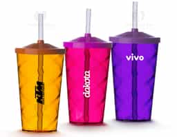 Copo de poliestireno com capacidade de 550ml, acompanhado de canudo. Sua coloração vibrante destaca-se com detalhes em espiral, conferindo um toque único. O canudo feito de plástico biodegradável, garante uma experiência sustentável. Ideal para bebidas refrescantes em dias ensolarados, seja em casa, no trabalho ou em eventos ao ar livre. Adicione um toque de estilo e consciência ambiental ao seu momento de consumo.