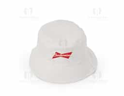 Chapéu bucket reversível, confeccionado em poliéster. Versátil e prático, oferece duas opções de estilo em um único acessório. Ideal para proteção solar e complementar diferentes looks.