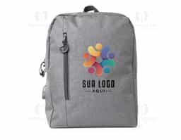 Mochila de nylon 23 litros com dois compartimentos, sendo o principal com bolso para notebook 15,6. A mochila possui bolso lateral, suporte externo para USB e adaptador P2.