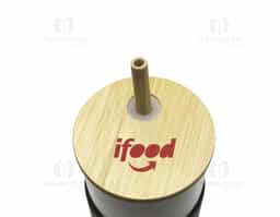 Copo de vidro borossilicato com capacidade de 500ml. Inclui canudo e tampa de bambu com abertura para canudo, além de uma luva de silicone para melhor aderência.