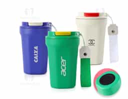Copo térmico de inox 350ml com parede dupla, parte inferior com borracha antideslizante, tampa plástica rosqueável com abertura de bocal e alça de nylon para transporte com detalhe em couro sintético.