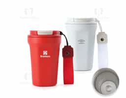 Copo térmico de inox 350ml com parede dupla, parte inferior com borracha antideslizante, tampa plástica rosqueável com abertura de bocal e alça de nylon para transporte com detalhe em couro sintético.