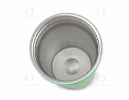 Copo térmico de inox 350ml com parede dupla, parte inferior com borracha antideslizante, tampa plástica rosqueável com abertura de bocal e alça de nylon para transporte com detalhe em couro sintético.