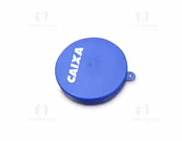 Copo retrátil com capacidade para 150 ml, livre de BPA. Inclui uma tampa plástica de encaixe que possui um acesso para chaveiro, proporcionando praticidade e facilidade de transporte.