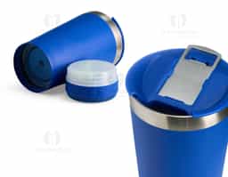 Copo térmico de inox com caixa de som e capacidade 400ml. Contém tampa com abridor. Caixa de som possui botão para ligar/desligar, botões para aumentar diminuir volume/ avançar e retroceder faixas. Operante no modo bluetooth e entrada TF (cartão MicroSD). Acompanha cabo USB Tipo-C. Obs.: A caixa de som não é a prova dágua, para a higienização do copo é necessário desrosquear a caixa de som para remove-la.