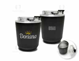 Feito para manter as bebidas na temperatura ideal por horas, nosso copo térmico de 280ml é eficiente e funcional. Projetado com parede dupla de aço inoxidável, o copo possui uma tampa plástica com acesso ao bocal, além de uma tampa protetora para evitar derramamentos durante o transporte.