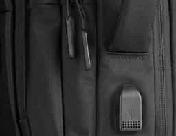 Mochila produzida em tecido de poliéster, alça de ombro e mão acolchoada,2 bolsos frontais e divisórias internas, aceita notebooks de até 15,6", porta USB na lateral da mochila, possui engate para mala de viagem.