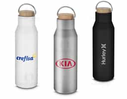 Garrafa térmica em aço inox com parede dupla isolada a vácuo com pintura fosca, com capacidade de até 600ml, tampa com revestimento em fibra de bambu e alça em metal.