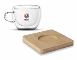 Conjunto com dois copos de vidro borossilicato de parede dupla, com capacidade de até 60 ml, ideal para espressos. Acompanha apoios de bambu para os copos e vem em uma caixa presenteável, oferecendo uma experiência sofisticada para apreciadores de café.