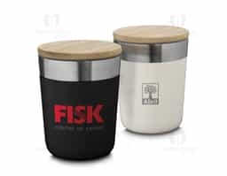 Copo térmico em aço inox, pintura fosca, detalhe em aço inox, tampa em bambú com anel de silicone para vedação, capacidade de 300ml.