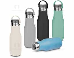 Garrafa térmica em aço inox com parede dupla com capacidade de até 500 ml. Tampa plástica rosqueável, alça em silicone e anel de silicone para vedação.