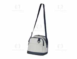 Esta bolsa térmica é projetada para manter a temperatura dos alimentos e bebidas. Possui um bolso frontal para itens pequenos e uma argola para chaves, oferecendo praticidade. Com dois acessos ao compartimento interno, facilita o acesso ao que você precisa. A alça ajustável garante conforto no transporte, enquanto a parte interna soldada assegura resistência e facilidade de limpeza. Ideal para piqueniques e passeios.