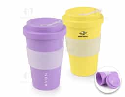 Copo plástico feito de RPET, um material sustentável, com capacidade de 400 ml. Apresenta uma tampa rosqueável que garante fechamento seguro e um detalhe em silicone que proporciona um toque macio e antiderrapante. Ideal para uso diário, combina funcionalidade e respeito ao meio ambiente.