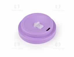Copo plástico feito de RPET, um material sustentável, com capacidade de 400 ml. Apresenta uma tampa rosqueável que garante fechamento seguro e um detalhe em silicone que proporciona um toque macio e antiderrapante. Ideal para uso diário, combina funcionalidade e respeito ao meio ambiente.