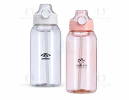 Squeeze plástico com capacidade de 1L. Possui tampa rosqueável com protetor para bocal, botão de acionamento com trava de segurança e alça para transporte acoplado.
