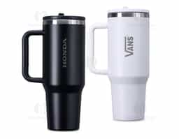 Caneca térmica com capacidade de 1,2 litros em inox 304 com parede dupla. Possui tampa acrílica rosqueável e bico flexível integrado para uso com o canudo. Conta com um prático pegador de plástico e acompanha canudo.