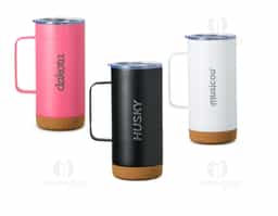 Caneca Térmica de 500ml feita em inox com fundo de cortiça, tampa com bocal e trava de segurança. Um item que alia a elegância da cortiça com o inox.