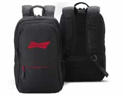 Mochila feita de nylon, com tecido resistente a água e até 25 litros de capacidade em seu interior. Possui 3 compartimentos, sendo o principal com bolso para notebook de até 17 polegadas. Com divisórias internas para acessórios, a mochila possui 1 bolso lateral e alça para encaixe em malas de viagens.
