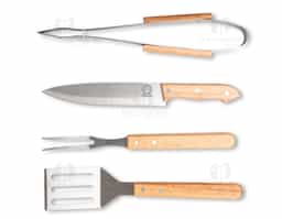 Kit churrasco 4 peças em estojo de nylon com alça. Possui: pegador, garfo, faca e espátula de madeira, acompanha plaquinha para personalização, proteções plásticas(faca e garfo) e parte interna com elástico para guardar as peças.