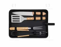 Kit churrasco 4 peças em estojo de nylon com alça. Possui: pegador, garfo, faca e espátula de madeira, acompanha plaquinha para personalização, proteções plásticas(faca e garfo) e parte interna com elástico para guardar as peças.