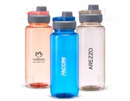 Grande na capacidade e compacta no design, nosso squeeze de 1 litro é a escolha certa para quem busca um produto resistente e prático para os dias de hidratação. Feita em plástico, ela se adapta ao seu ritmo, seja na academia, no parque ou no trabalho. Além disso, sua tampa é rosqueável e vem com uma proteção para o bocal e alça flexível, sendo uma verdadeira aliada na correria do dia.
