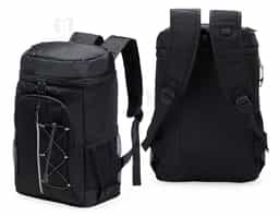 Mais que uma bolsa térmica, ela possui capacidade de 32 litros e alças que permitem carregá-la nas costas. Feita em oxford, é resistente à água e conta com quatro compartimentos: um com revestimento térmico em PEVA atóxico e costura soldada antivazamento, perfeito para manter os alimentos na temperatura ideal ou armazenar gelo, deixando as bebidas sempre geladinhas; outro para frutas, iogurtes e saladas; e dois na parte frontal com zíper, sendo um deles com faixa refletiva e elástico ajustável. Nas laterais, bolsos de tela oferecem fácil acesso a garrafas e outros itens. Para completar, inclui um chaveiro abridor de garrafas, ideal para facilitar ainda mais o momento de lazer.
