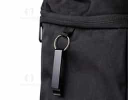 Mais que uma bolsa térmica, ela possui capacidade de 32 litros e alças que permitem carregá-la nas costas. Feita em oxford, é resistente à água e conta com quatro compartimentos: um com revestimento térmico em PEVA atóxico e costura soldada antivazamento, perfeito para manter os alimentos na temperatura ideal ou armazenar gelo, deixando as bebidas sempre geladinhas; outro para frutas, iogurtes e saladas; e dois na parte frontal com zíper, sendo um deles com faixa refletiva e elástico ajustável. Nas laterais, bolsos de tela oferecem fácil acesso a garrafas e outros itens. Para completar, inclui um chaveiro abridor de garrafas, ideal para facilitar ainda mais o momento de lazer.