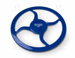 Garanta momentos de pura diversão e interação com o seu pet com o nosso frisbee colorido! Disponível em diversas cores vibrantes, ele é perfeito para brincadeiras ao ar livre, estimulando a atividade física e melhorando a sua saúde e a do seu melhor amigo. Feito com plástico, é fácil de lançar e confortável para o pet segurar. Torne os passeios ainda mais animados e proporcione ao seu amigão uma experiência cheia de energia e alegria!