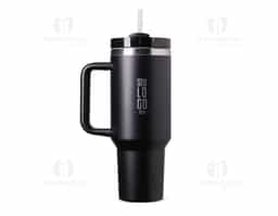 Caneca térmica com capacidade de 1,2 litros feita em inox 304 com parede dupla, contém tampa acrílica rosqueável com acesso para canudo e pegador plástico com aderência emborrachada. Acompanha canudo plástico.