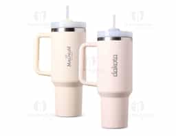 Caneca térmica com capacidade de 1,2 litros feita em inox 304 com parede dupla, contém tampa acrílica rosqueável com acesso para canudo e pegador plástico com aderência emborrachada. Acompanha canudo plástico.