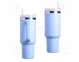 Caneca térmica com capacidade de 1,2 litros feita em inox 304 com parede dupla, contém tampa acrílica rosqueável com acesso para canudo e pegador plástico com aderência emborrachada. Acompanha canudo plástico.