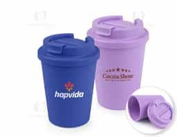 Copo fabricado em plástico RPET, com capacidade de 400ml. Conta com tampa rosqueável, garantindo maior segurança no transporte de líquidos. Ideal para uso cotidiano, é uma opção prática e funcional.