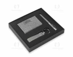 Conjunto composto por: 1 chaveiro em metal com design compacto, 1 caneta metálica elegante e funcional, e 1 porta-cartão prático para armazenar e organizar documentos ou cartões com segurança.