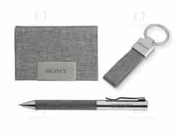 Conjunto composto por: 1 chaveiro em metal com design compacto, 1 caneta metálica elegante e funcional, e 1 porta-cartão prático para armazenar e organizar documentos ou cartões com segurança.