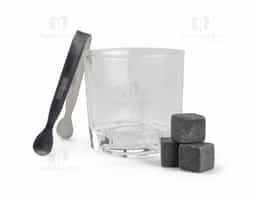 Kit Drink inclui: 1 copo de vidro de 200 ml, ideal para bebidas; 1 pegador de gelo em metal, resistente e prático; e 3 cubos de pedra-sabão reutilizáveis, que mantêm a temperatura da bebida sem diluí-la.