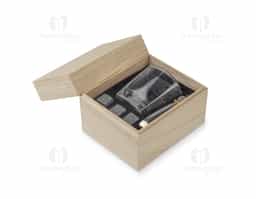 Kit Drink inclui: 1 copo de vidro de 200 ml, ideal para bebidas; 1 pegador de gelo em metal, resistente e prático; e 3 cubos de pedra-sabão reutilizáveis, que mantêm a temperatura da bebida sem diluí-la.