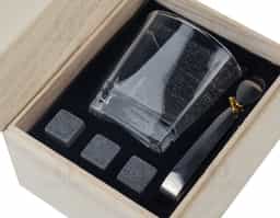 Kit Drink inclui: 1 copo de vidro de 200 ml, ideal para bebidas; 1 pegador de gelo em metal, resistente e prático; e 3 cubos de pedra-sabão reutilizáveis, que mantêm a temperatura da bebida sem diluí-la.